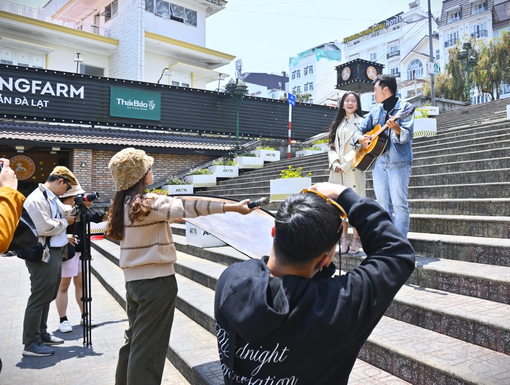 Sinh viên Báo chí mang Đà Lạt mộng mơ lên sân&nbsp;khấu