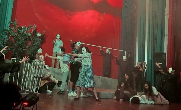 Xem kịch Trái tim hoá thạch của sinh viên Nhân&nbsp;văn