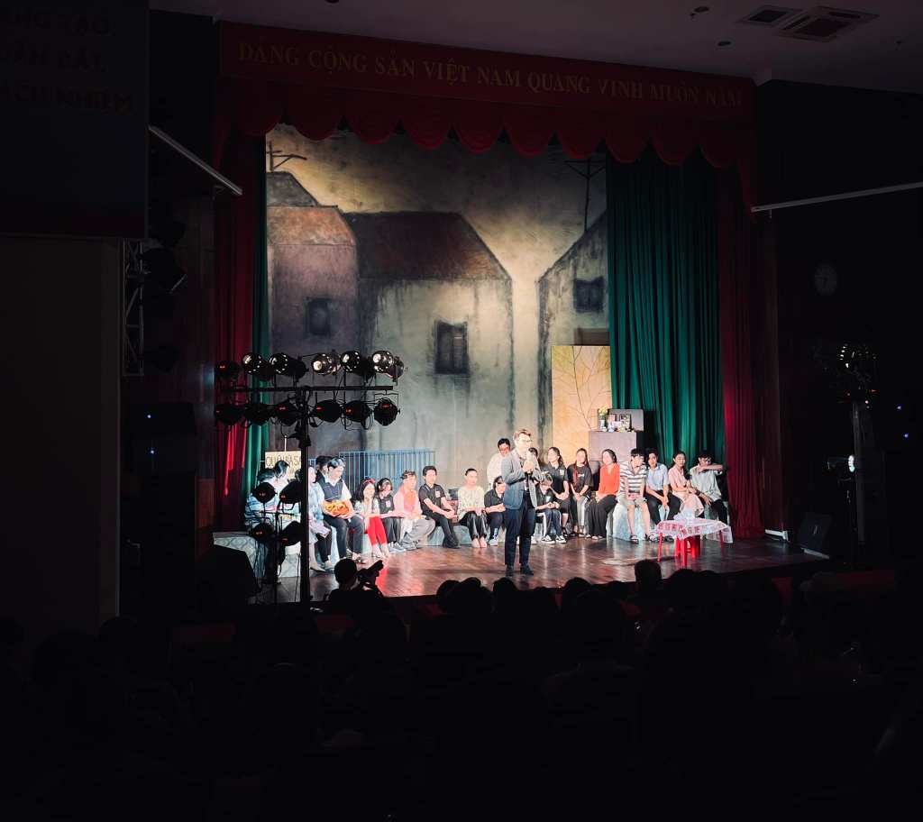 “Nghiêng mình nể phục những bạn sinh viên đã làm nên vở diễn&nbsp;này!”