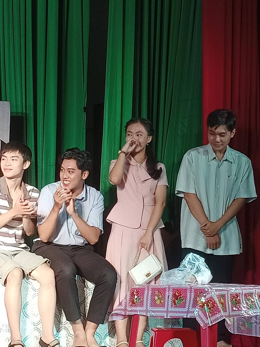 “Lá Hát Như Mưa – Câu chuyện của tình người rất sâu và càng để mình rung động sâu với những con&nbsp;người”