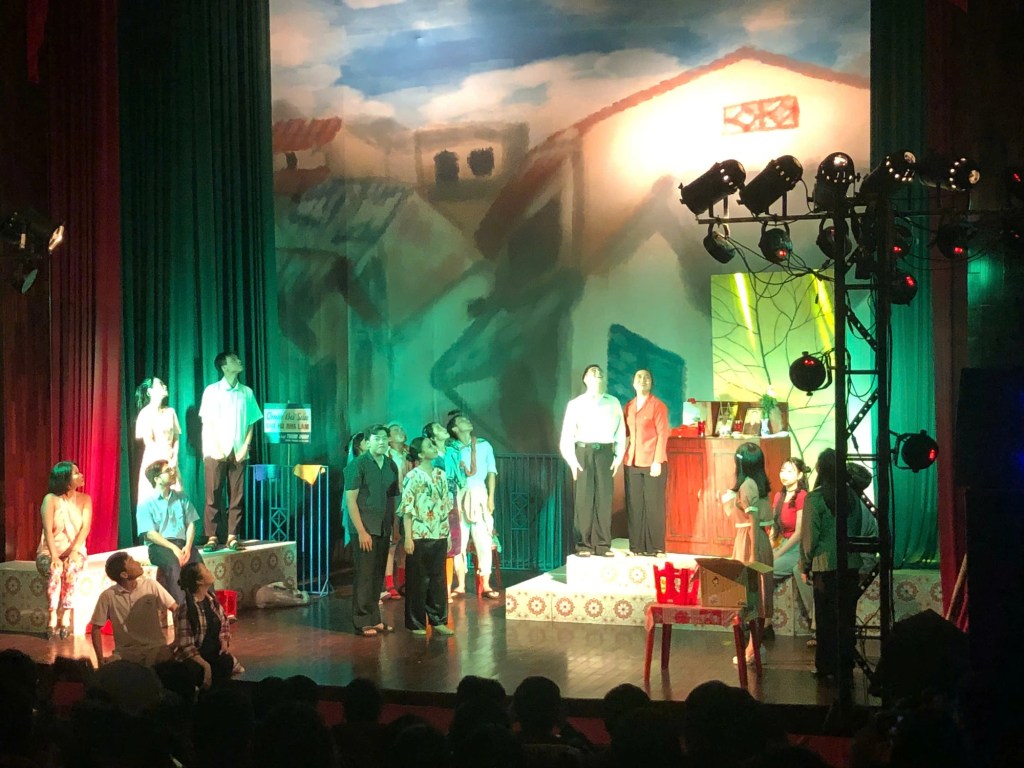 Sinh viên báo chí đưa khán giả trở về thập niên 2000 qua&nbsp;kịch