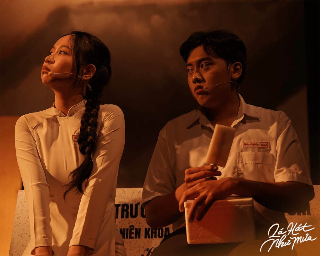 “Lá Hát Như Mưa – kịch bản lôi cuốn và tư duy dàn dựng sân khấu đầy tính nghệ&nbsp;thuật”