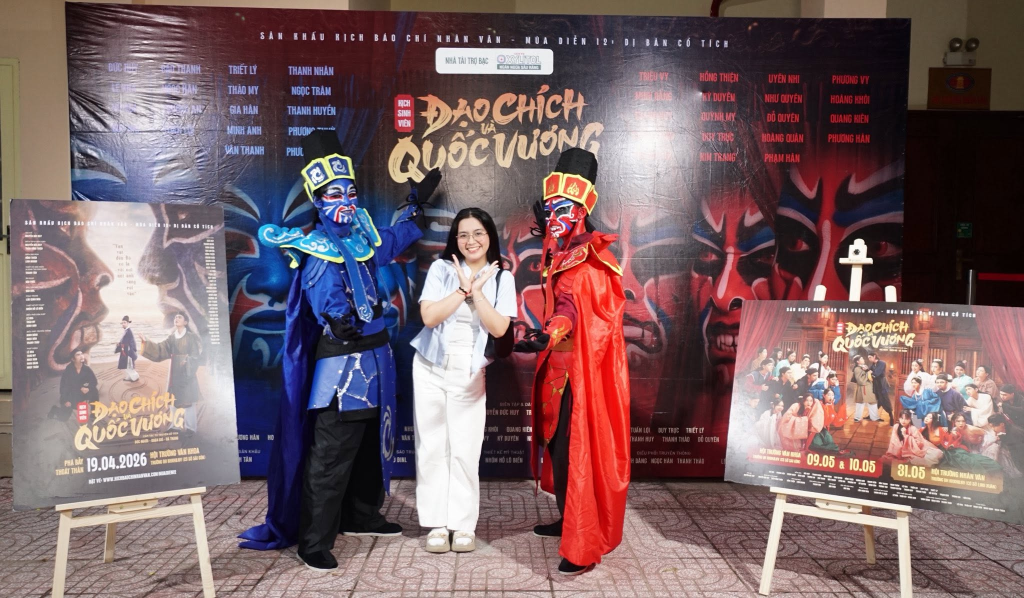 “Mọi vật đều tốn tại vết nứt, mọi người đều sở hữu vết&nbsp;thương”