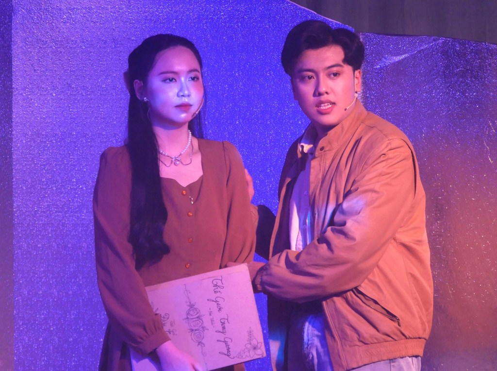 ‘Nằm khóc một mình: Ly rượu thần’ – những mảnh vỡ thanh xuân qua cuộc xuyên&nbsp;không